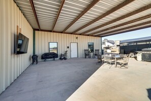 Outdoor dining - Large Patio & Grill! Group Stay in Midland (Midland)
