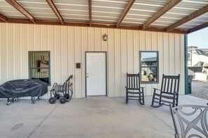 Terrace/patio - Large Patio & Grill! Group Stay in Midland (Midland)