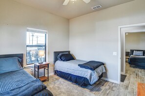 3 bedrooms, Internet, bed sheets - Large Patio & Grill! Group Stay in Midland (Midland)