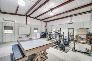 Interior - Large Patio & Grill! Group Stay in Midland (Midland)