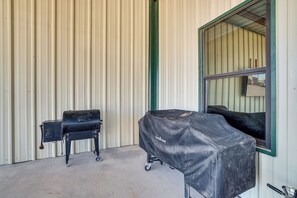 Interior - Large Patio & Grill! Group Stay in Midland (Midland)