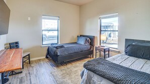 3 bedrooms, internet, bed sheets - Large Patio & Grill! Group Stay in Midland (Midland)