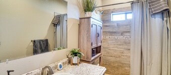Large Patio & Grill! Group Stay in Midland