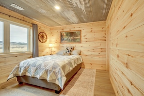 3 bedrooms, bed sheets - New-Build, Mtn-View White Sulphur Springs Home! (White Sulphur Springs)