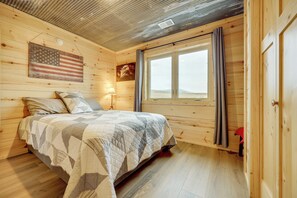 Bed sheets - New-Build, Mtn-View White Sulphur Springs Home! (White Sulphur Springs)