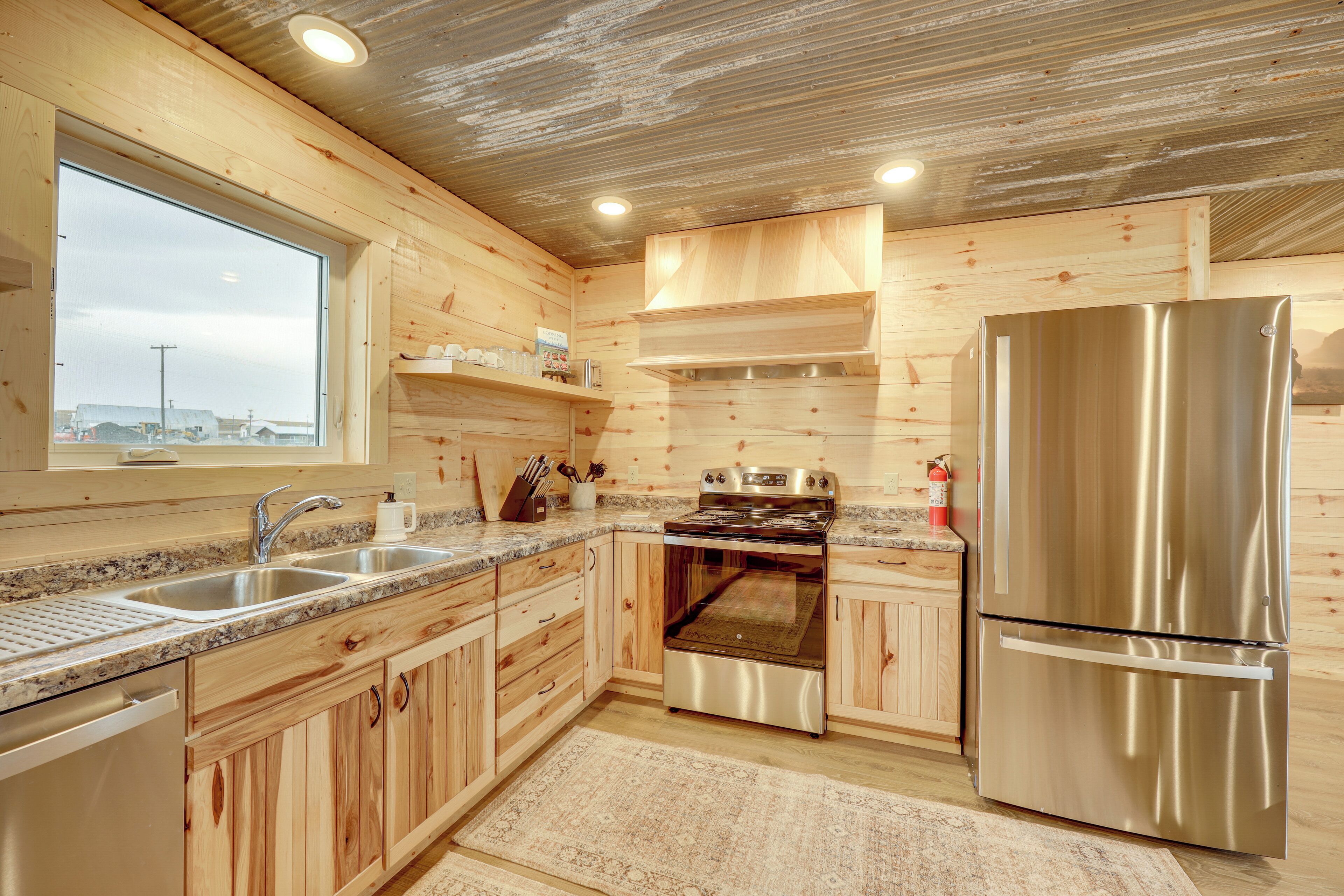 Kühlschrank, Mikrowelle, Herdplatte, Geschirrspüler