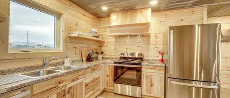 Réfrigérateur, micro-ondes, plaque de cuisson, lave-vaisselle