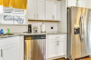 Fridge, microwave, stovetop, dishwasher - Community Pool! Family-Friendly Savannah Retreat (Savannah)