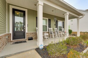 Terrace/patio - Community Pool! Family-Friendly Savannah Retreat (Savannah)