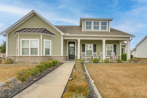Exterior - Community Pool! Family-Friendly Savannah Retreat (Savannah)