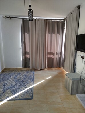 Interior - Spacious 3-bedroom apartment in phenomenal Alexandria Governorate with AC (Alexandria Governorate)