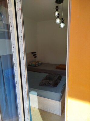 Internet - Spacious 3-bedroom apartment in phenomenal Alexandria Governorate with AC (Alexandria Governorate)