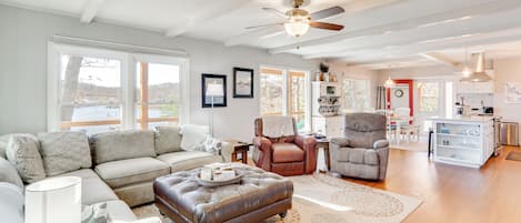 Televisión, chimenea, libros y estéreo