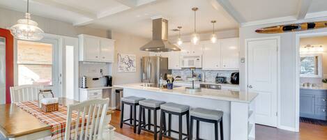 Réfrigérateur, four à micro-ondes, surface de cuisson, lave-vaisselle