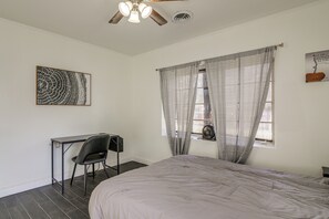 3 bedrooms, desk, iron/ironing board, Internet - 1 Mi to Graceland: Quiet Home w/ Private Yard (Memphis)