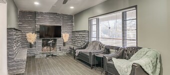 1 Mi to Graceland: Quiet Home w/ Private Yard