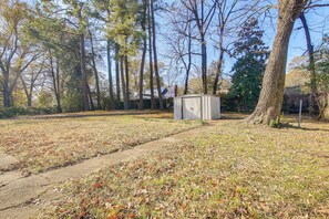 Property grounds - 1 Mi to Graceland: Quiet Home w/ Private Yard (Memphis)