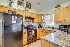 Coffee/tea maker, cookware/dishes/utensils, dining tables