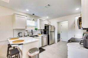 Geladeira, micro-ondas, cooktop, lava-louças