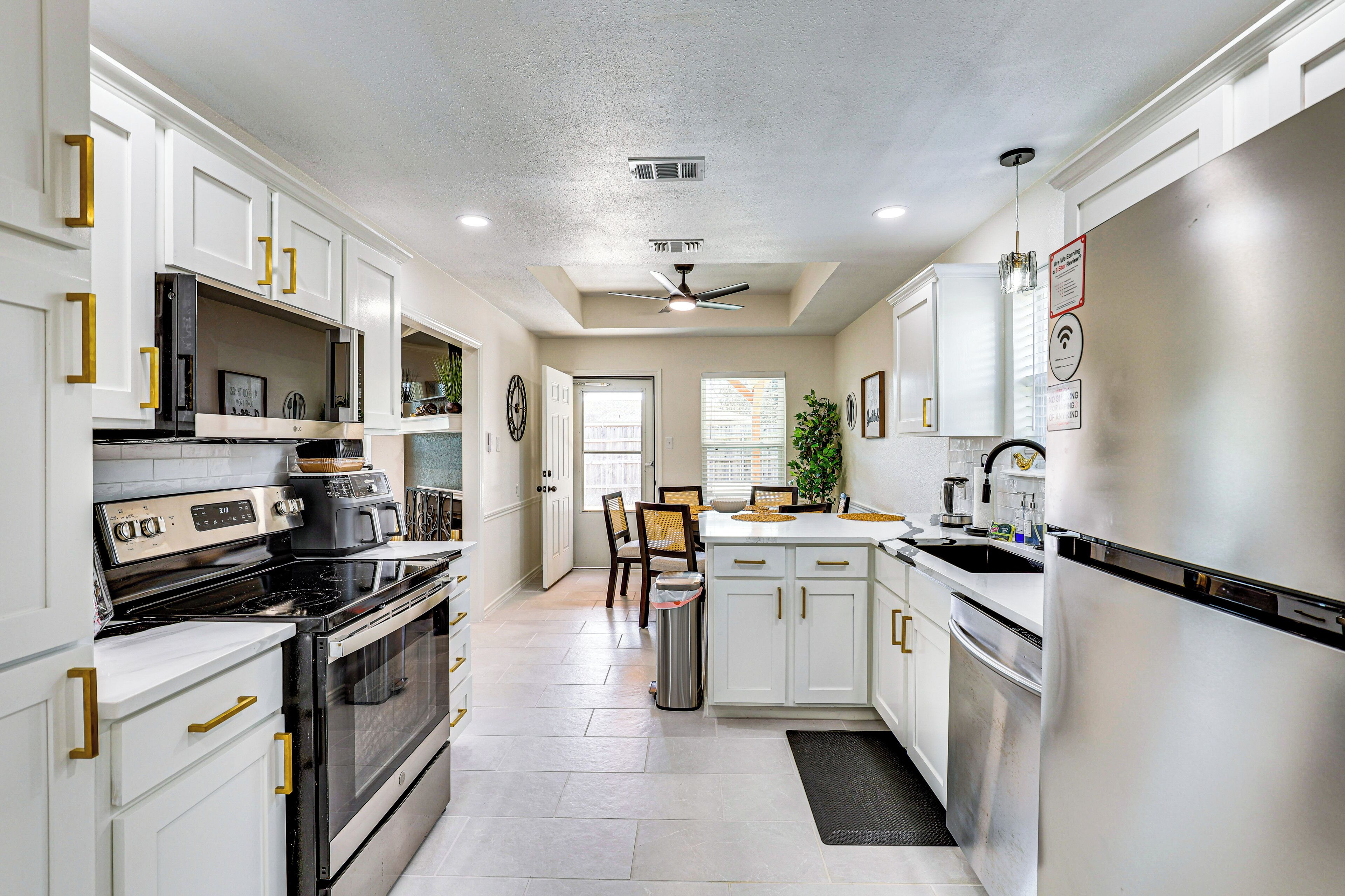 Een koelkast, een microgolfoven, een kookplaat, een vaatwasser