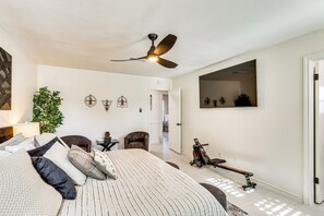 3 soverom, skrivebord, strykejern/-brett og internettilgang