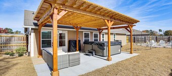 Hot Tub & Fire Pit: Home Near Downtown Texarkana