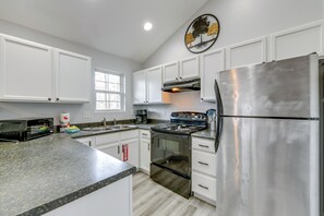 Fridge, microwave, stovetop, dishwasher