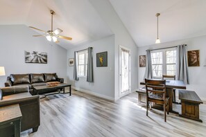 TV - Updated Gem w/ Hot Tub in Arts & Crafts Community! (Gatlinburg)