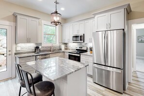 Fridge, microwave, stovetop, dishwasher - Hot Tub & Mtn Views at Luxe Lake Arrowhead Getaway (Waleska)