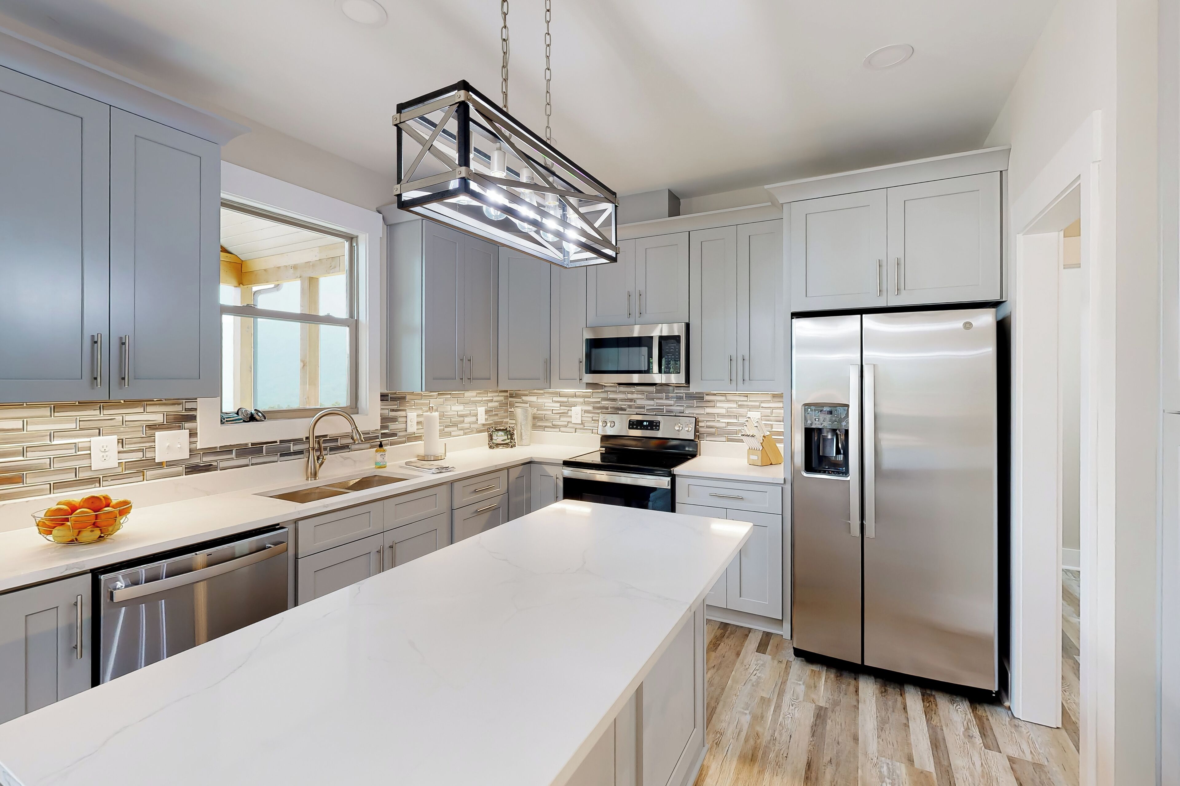 Réfrigérateur, micro-ondes, plaque de cuisson, lave-vaisselle