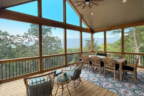 Outdoor dining - Hot Tub & Mtn Views at Luxe Lake Arrowhead Getaway (Waleska)