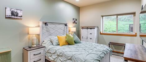 2 bedrooms, desk, Internet, bed sheets