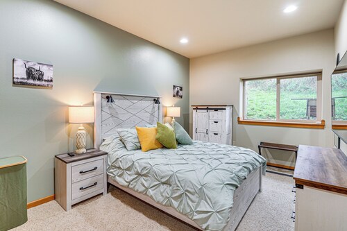 Near Ferry, Shops & Eats! Anacortes Townhome