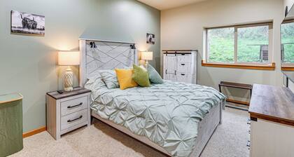 Near Ferry, Shops & Eats! Anacortes Townhome