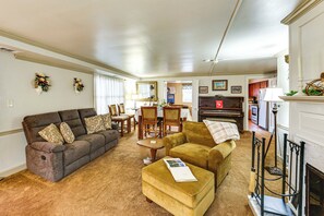 Televisio, takka, kirjoja