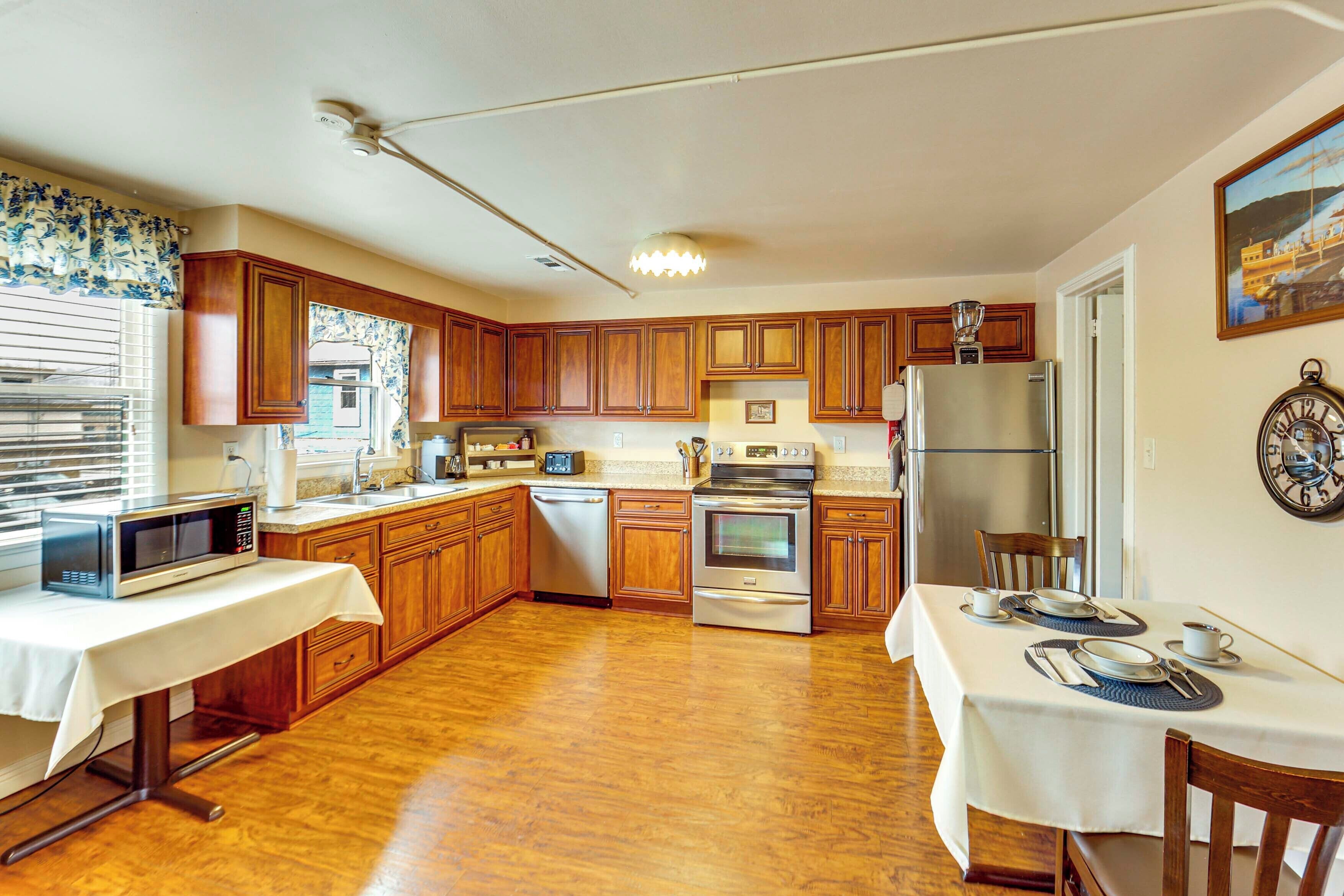 Réfrigérateur, micro-ondes, plaque de cuisson, lave-vaisselle