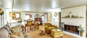 Walk to Shops & Eats: Apt in Downtown Elizabeth