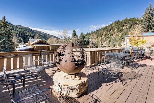 Steps to Skiing! Mtn-View Haven in Dtwn Red River