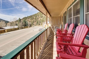 Property grounds - Steps to Skiing! Mtn-View Haven in Dtwn Red River (Red River)