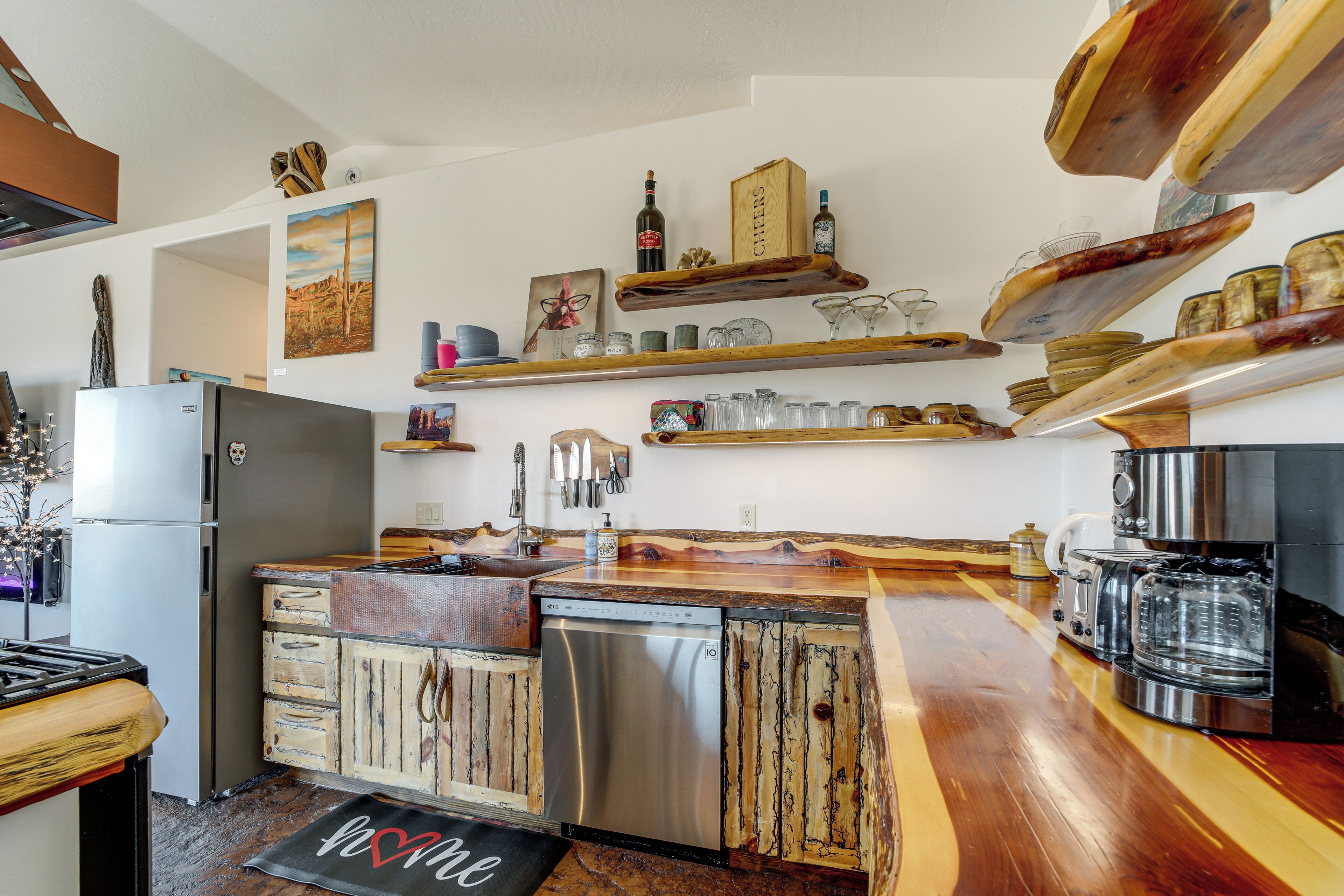 Réfrigérateur, micro-ondes, plaque de cuisson, lave-vaisselle