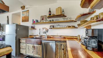 Réfrigérateur, micro-ondes, plaque de cuisson, lave-vaisselle