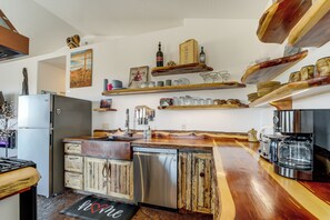 Kühlschrank, Mikrowelle, Herdplatte, Geschirrspüler