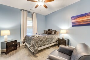 4 habitaciones, escritorio, tabla de planchar con plancha y internet