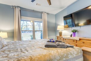 4 habitaciones, escritorio, tabla de planchar con plancha y internet