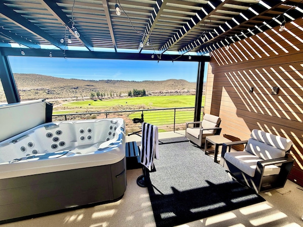 Outdoor spa tub - Luxury Townhome near Zion NP! Sleeps 21! Hot Tub! Resort Pool! Tesla Charging! (Washington)