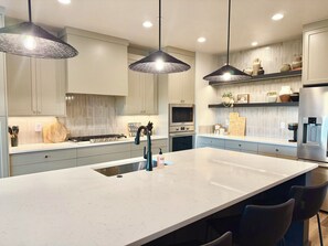 Fridge, microwave, oven, stovetop - Luxury Townhome near Zion NP! Sleeps 21! Hot Tub! Resort Pool! Tesla Charging! (Washington)