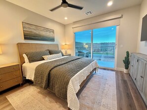 5 bedrooms, iron/ironing board, travel cot, free WiFi - Luxury Townhome near Zion NP! Sleeps 21! Hot Tub! Resort Pool! Tesla Charging! (Washington)