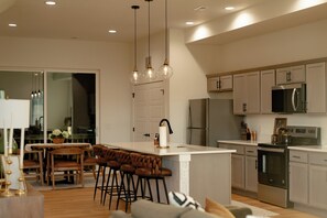 Køleskab, mikrobølgeovn, ovn, kogeplade