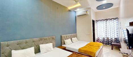 Habitación triple Deluxe | Ropa de cama de alta calidad y escritorio