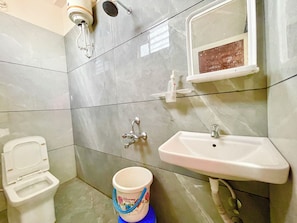 Shower, rainfall showerhead, bidet, towels - Hotel T P Inn near Mahakaleshwar Temple (Ujjain)